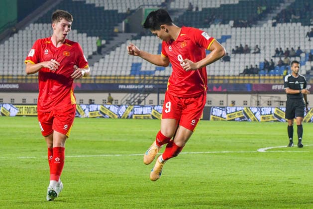 Vietnam v Philippines - FIFA ASEAN CUP 2026 Vietnam national team, Nationalteam player Nguyen Dinh Bac (left) celebrates after scoring a goal during a match against the Philippine national team at the 2026 FIFA ASEAN Cup at SI Jalak Harupat Stadium in Bandung, West Java, Indonesia, on September 26, 2026. Vietnam wins the match 1-0. BANDUNG West Java Indonesia  Copyright: xKhairizalxMarisx originalFilename:maris-fifaasea260926_nprmQ.jpg