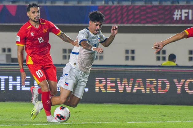 Vietnam v Philippines - FIFA ASEAN CUP 2026 Vietnam national team, Nationalteam player Do Hoang Hen (left) competes for the ball with Philippine national team player Leipold Andre (right) during a 2026 ASEAN Cup match at Si Jalak Harupat Stadium in Bandung, West Java, Indonesia, on September 26, 2026. Vietnam won the match 1-0. BANDUNG West Java Indonesia  Copyright: xKhairizalxMarisx originalFilename:maris-fifaasea260926_npu0f.jpg