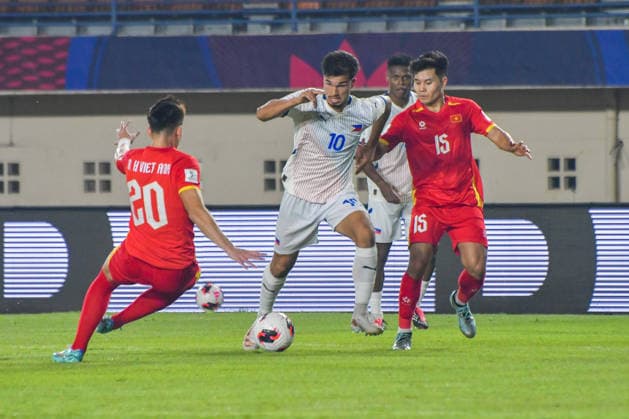 Vietnam v Philippines - FIFA ASEAN CUP 2026 Vietnam national team, Nationalteam player Truong Tien Anh (right) competes for the ball with Philippine national team player Bjorn Kristensen (center) during a 2026 FIFA ASEAN Cup match at Si Jalak Harupat Stadium in Bandung, West Java, Indonesia, on September 26, 2026. Vietnam won the match 1-0. BANDUNG West Java Indonesia  Copyright: xKhairizalxMarisx originalFilename:maris-fifaasea260926_npZZV.jpg