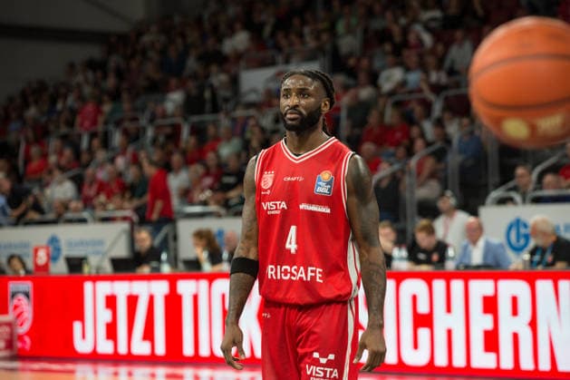 Bamberg, Germany, September 26, 2026, 1 BBL 2026–2027, Game 3: BMA365 Bamberg Baskets vs. MHP Riesen Ludwigsburg. Pictured: Jordan Jones of Bamberg gesturing in disbelief at the Brose Arena in Bavaria. Copyright: xFotostandx xSchmittx