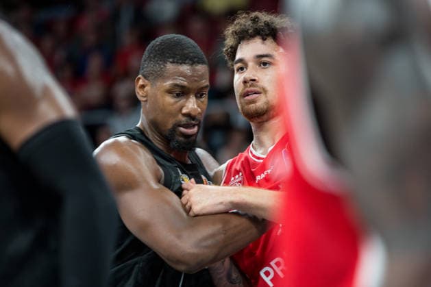 Bamberg, Germany, September 26, 2026, BBL 2026–2027, Game 3: BMA365 Bamberg Baskets vs. MHP Riesen Ludwigsburg. Pictured: Yorman Polas Bartolo of Ludwigsburg and Joshua Obiesie of Bamberg in a one-on-one matchup at the Brose Arena in Bavaria. Copyright: xFotostandx xSchmittx