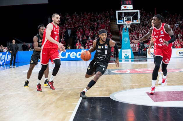 Bamberg, Germany, September 26, 2026; BBL 2026–2027, Game 3: BMA365 Bamberg Baskets vs. MHP Riesen Ludwigsburg; Pictured: Justin Kier of Ludwigsburg drives to the basket; Brose Arena, Bavaria Copyright: xFotostandx xSchmittx