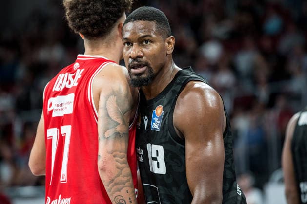 Bamberg, Germany, September 26, 2026, 1 BBL 2026–2027, Game 3: BMA365 Bamberg Baskets vs. MHP Riesen Ludwigsburg. Pictured: Yorman Polas Bartolo of Ludwigsburg and Joshua Obiesie of Bamberg in a one-on-one matchup at the Brose Arena in Bavaria. Copyright: xFotostandx xSchmittx
