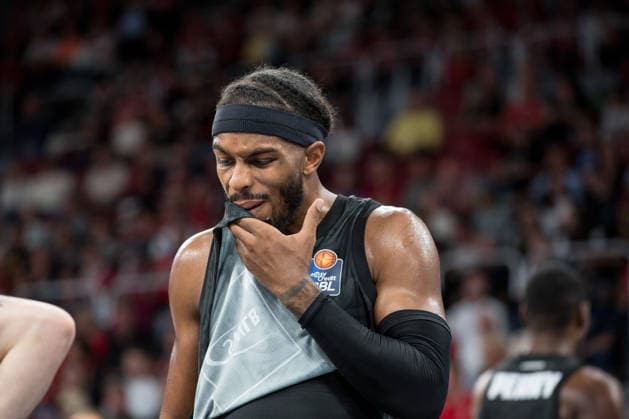 Bamberg, Germany, September 26, 2026, 1 BBL 2026–2027, Game 3: BMA365 Bamberg Baskets vs. MHP Riesen Ludwigsburg. Pictured: Justin Kier of Ludwigsburg holding his jersey in front of his face at the Brose Arena in Bavaria. Copyright: xFotostandx xSchmittx