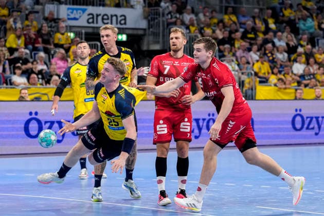 From left: Haukur Thrastarson (RNL), 25, Reynir Thor Stefansson (MTM), 19, during a jump shot, shot, goal attempt, action, game play, one-on-one, September 26, 2026, Mannheim, Germany, handball, Bundesliga, Rhein-Neckar Löwen vs. MT Melsungen xozx