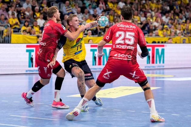 From left: David Mandic (MTM), 7, Edwin Aspenbäck (RNL), 78, Olle Forsell Schefvert (MTM), 25, tackle, game scene, duel, tackle, tackling, dynamism, action, 09 26 2026, Mannheim, Germany, handball, Bundesliga, Rhein-Neckar Löwen vs. MT Melsungen xozx