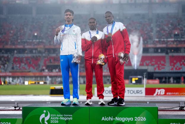 (260926) -- NAGOYA, Sept. 26, 2026 -- Gold medalist Birhanu Balew (C) of Bahrain, silver medalist Gulveer Singh (L) of India and bronze medalist Albert Kiptoo of Bahrain pose during the awarding ceremony for the men s 10000m of athletics at the 20th Asian Games Aichi-Nagoya 2026 in Nagoya, Japan, Sept. 26, 2026. ) (SP)JAPAN-NAGOYA-ASIAN GAMES-ATHLETICS-MEN S 10000M LuoxYuan 