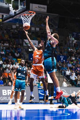 11 Lewis, M. (Rasta Vechta) trying to score, 4 Alleyne, N. (Skyliners Frankfurt) defending GER, Skyliners Frankfurt vs. Rasta Vechta, Basketball, 1. Bundesliga, Matchday 3, 2026–2027 season, September 26, 2026 GER, Skyliners Frankfurt vs. Rasta Vechta, Basketball, 1st Bundesliga, Matchday 3, 2026–2027 season, September 26, 2026 Bad Hoenningen Copyright: xEibner-Pressefoto LenaxUllrichx EP_LUH