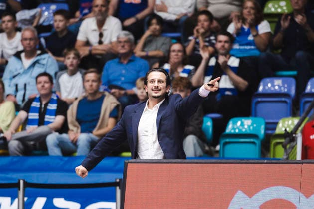 Skyliners Coach Pointing in One Direction GER, Skyliners Frankfurt vs. Rasta Vechta, Basketball, 1st Bundesliga, Matchday 3, 2026–2027 Season, September 26, 2026 GER, Skyliners Frankfurt vs. Rasta Vechta, Basketball, 1st Bundesliga, Matchday 3, 2026–2027 Season, September 26, 2026 Bad Hoenningen Copyright: xEibner-Pressefoto LenaxUllrichx EP_LUH