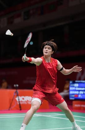 (260926) -- ICHINOMIYA, Sept. 26, 2026 -- Wang Zhiyi of China hits a return during the 3rd round women s singles badminton match against Kim Gaeun of South Korea at the 20th Asian Games Aichi-Nagoya 2026 in Ichinomiya of Aichi Prefecture, Japan, Sept. 26, 2026. ) (SP)JAPAN-ICHINOMIYA-ASIAN GAMES-BADMINTON-WOMEN S SINGLES LixBo 