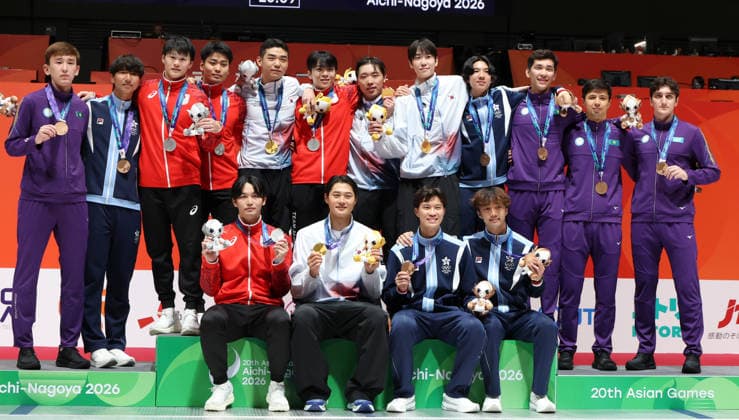 (260926) -- TOKONAME, Sept. 26, 2026 -- Medalists pose for a group photo during the awarding ceremony for the men s sabre team of Fencing at the 20th Asian Games Aichi-Nagoya 2026 in Tokoname, Aichi Prefecture, Japan, Sept. 26, 2026. ) (SP)JAPAN-TOKONAME-ASIAN GAMES-FENCING-MEN S SABRE TEAM-FINAL YaoxQilin 