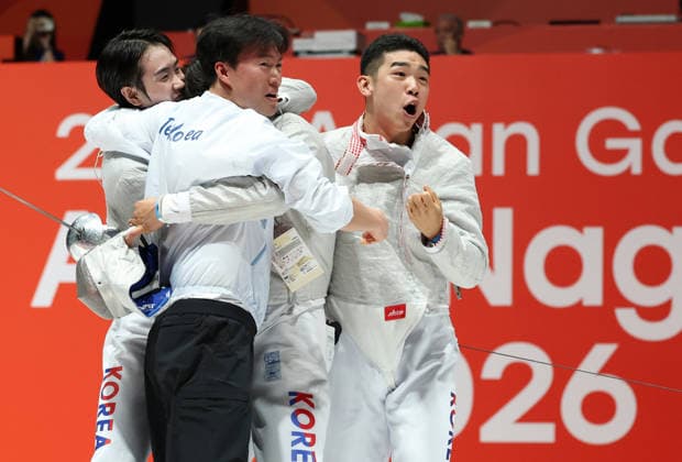 (260926) -- TOKONAME, Sept. 26, 2026 -- Team South Korea celebrate after the men s sabre team final of Fencing at the 20th Asian Games Aichi-Nagoya 2026 in Tokoname, Aichi Prefecture, Japan, Sept. 26, 2026. ) (SP)JAPAN-TOKONAME-ASIAN GAMES-FENCING-MEN S SABRE TEAM-FINAL YaoxQilin 