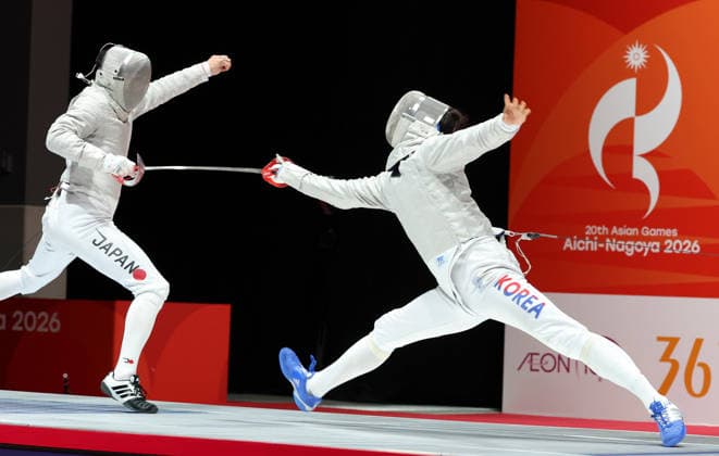 (260926) -- TOKONAME, Sept. 26, 2026 -- Oh Sanguk (R) of team South Korea vies with Yoshida Kento of team Japan during the men s sabre team final of Fencing at the 20th Asian Games Aichi-Nagoya 2026 in Tokoname, Aichi Prefecture, Japan, Sept. 26, 2026. ) (SP)JAPAN-TOKONAME-ASIAN GAMES-FENCING-MEN S SABRE TEAM-FINAL YaoxQilin 