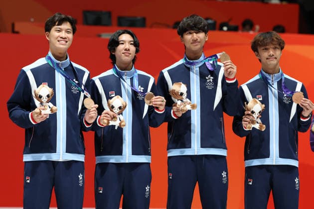 (260926) -- TOKONAME, Sept. 26, 2026 -- Bronze medalists team Hong Kong of China pose for a group photo during the awarding ceremony for the men s sabre team of Fencing at the 20th Asian Games Aichi-Nagoya 2026 in Tokoname, Aichi Prefecture, Japan, Sept. 26, 2026. ) (SP)JAPAN-TOKONAME-ASIAN GAMES-FENCING-MEN S SABRE TEAM-FINAL YaoxQilin 