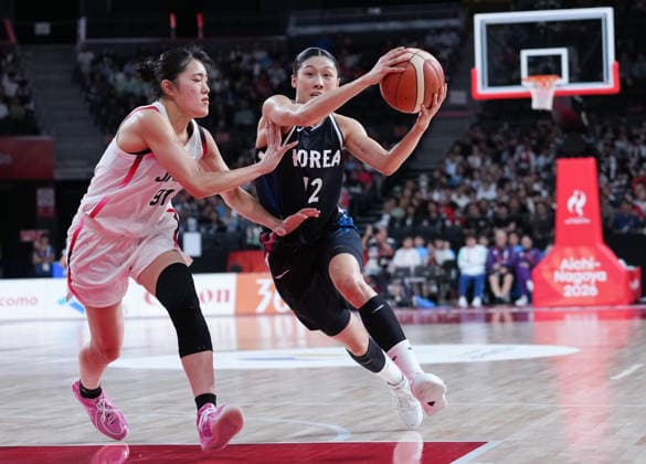 (260926) -- NAGOYA, Sept. 26, 2026 -- Lee Haeran (R) of South Korea breaks through during the women s final match of basketball between Japan and South Korea at the 20th Asian Games Aichi-Nagoya 2026 in Nagoya, Japan, Sept. 26, 2026. ) (SP)JAPAN-NAGOYA-ASIAN GAMES-BASKETBALL-WOMEN S FINAL-JPN VS KOR TaoxXiyi 