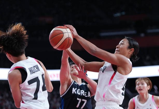 (260926) -- NAGOYA, Sept. 26, 2026 -- Jin An (2nd L) of South Korea competes with Tanaka Ufuoma (2nd R) of Japan during the women s final match of basketball between Japan and South Korea at the 20th Asian Games Aichi-Nagoya 2026 in Nagoya, Japan, Sept. 26, 2026. ) (SP)JAPAN-NAGOYA-ASIAN GAMES-BASKETBALL-WOMEN S FINAL-JPN VS KOR TaoxXiyi 