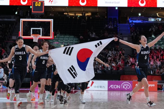 (260926) -- NAGOYA, Sept. 26, 2026 -- Players of South Korea celebrate after winning the women s final match of basketball between Japan and South Korea at the 20th Asian Games Aichi-Nagoya 2026 in Nagoya, Japan, Sept. 26, 2026. ) (SP)JAPAN-NAGOYA-ASIAN GAMES-BASKETBALL-WOMEN S FINAL-JPN VS KOR TaoxXiyi 