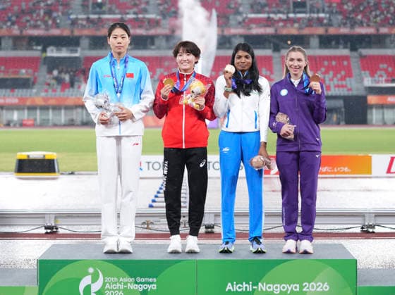 (260926) -- NAGOYA, Sept. 26, 2026 -- Gold medalist Morota Misaki (2nd L) of Japan, silver medalist Niu Chunge (1st L) of China, bronze medalist Baranica Elangovan (2nd R) of India and Polina Ivanova of Kazakhstan pose during the awarding ceremony for the women s pole vault of Athletics at the 20th Asian Games Aichi-Nagoya 2026 in Nagoya, Japan, Sept. 26, 2026. ) (SP)JAPAN-NAGOYA-ASIAN GAMES-ATHLETICS-WOMEN S POLE VAULT LuoxYuan 