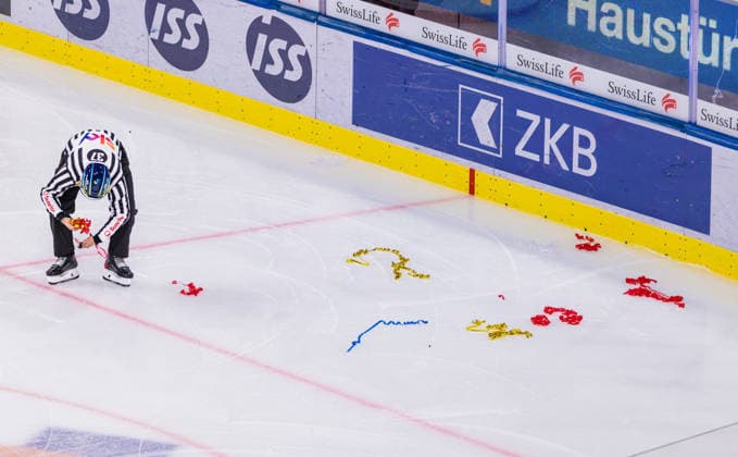 Ice Hockey National League Regular Season: ZSC Lions vs. EHC Klo, Zurich, Switzerland, September 26, 2026. Linesman 37, Dominik Bichsel, is clearing the ice. The game had to be paused early on due to objects lying on the ice. Copyright: xAndreasxHaasx