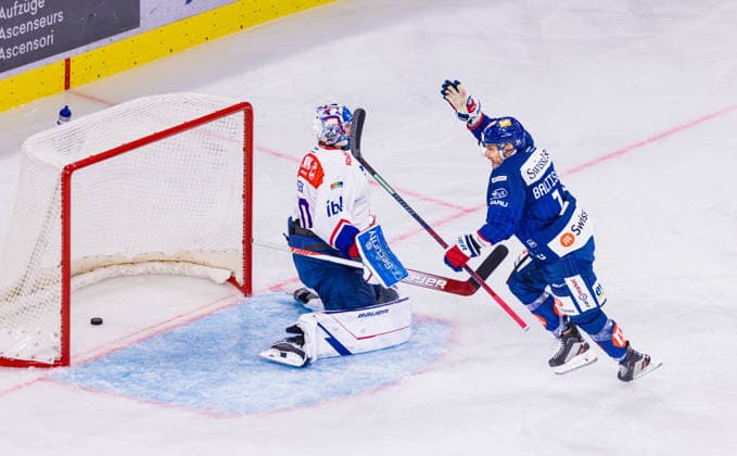 Ice Hockey National League Regular Season: ZSC Lions vs. EHC Kloten, Zurich, Switzerland, September 26, 2026. 27th minute, 14: Chris Balitsberg of the ZSC Lions celebrates as Kloten goaltender 50, Reto Berra, is beaten for the first time. Score: 1–1 Copyright: xAndreasxHaasx