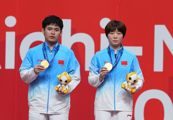 (260926) -- TOYOTA, Sept. 26, 2026 -- Gold medalists Lin Shidong Kuai Man (R) of China pose during the awarding ceremony for the mixed doubles of Table tennis, Tischtennis at the 20th Asian Games Aichi-Nagoya 2026 in Toyota of Aichi Prefecture, Japan, Sept. 26, 2026. ) (SP)JAPAN-TOYOTA-ASIAN GAMES-TABLE TENNIS-MIXED DOUBLES-FINAL CheongxKamxKa 