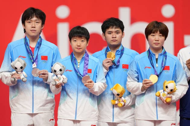 (260926) -- TOYOTA, Sept. 26, 2026 -- Gold medalists Lin Shidong (2nd R) Kuai Man (1st R) of China pose with silver medalists Wang Chuqin Sun Yingsha (2nd L) of China during the awarding ceremony for the mixed doubles of Table tennis, Tischtennis at the 20th Asian Games Aichi-Nagoya 2026 in Toyota of Aichi Prefecture, Japan, Sept. 26, 2026. ) (SP)JAPAN-TOYOTA-ASIAN GAMES-TABLE TENNIS-MIXED DOUBLES-FINAL WangxFei 