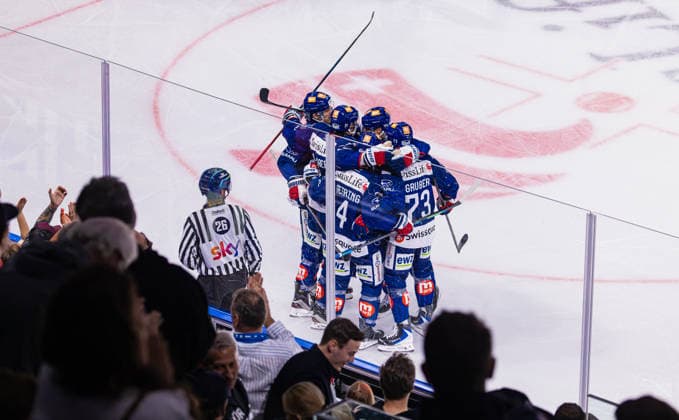 Ice Hockey National League Regular Season: ZSC Lions vs. EHC Klo, Zurich, Switzerland, September 26, 2026. At 27:14, Chris Balitsberg of the ZSC Lions scores the tying goal. His team and the spectators at the Swiss Life Arena cheer. Copyright: xAndreasxHaasx