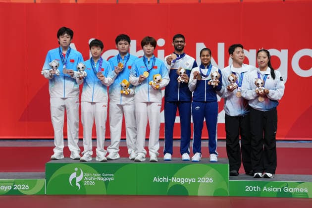 (260926) -- TOYOTA, Sept. 26, 2026 -- Gold medalists Lin Shidong (3rd L) Kuai Man (4th L) of China pose with silver medalists Wang Chuqin (1st L) Sun Yingsha (2nd L) of China, and bronze medalists Manush Shah Diya Chitale (3rd R) of India, Lim Jonghoon (2nd R) Shin Yubin (1st R) of South Korea during the awarding ceremony for the mixed doubles of Table tennis, Tischtennis at the 20th Asian Games Aichi-Nagoya 2026 in Toyota of Aichi Prefecture, Japan, Sept. 26, 2026. ) (SP)JAPAN-TOYOTA-ASIAN GAMES-TABLE TENNIS-MIXED DOUBLES-FINAL CheongxKamxKa 