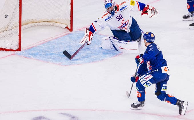Ice Hockey National League Regular Season: ZSC Lions vs. EHC Kloten, Zurich, Switzerland, September 26, 2026. 28th minute: Jesper Fröden (No. 28) of the ZSC Lions puts the ZSC Lions ahead 2–1. Goaltender Reto Berra (No. 50) of Kloten is beaten again. Copyright: xAndreasxHaasx