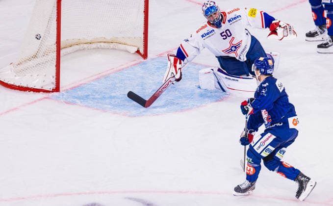 Ice Hockey National League Regular Season: ZSC Lions vs. EHC Kloten, Zurich, Switzerland, September 26, 2026. 28th minute: Jesper Fröden (No. 28) of the ZSC Lions puts the ZSC Lions ahead 2–1. Goaltender Reto Berra (No. 50) of Kloten is beaten again. Copyright: xAndreasxHaasx