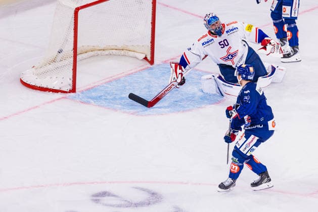 Ice Hockey National League Regular Season: ZSC Lions vs. EHC Kloten, Zurich, Switzerland, September 26, 2026. 28th minute: Jesper Fröden (No. 28) of the ZSC Lions puts the ZSC Lions ahead 2–1. Goaltender Reto Berra (No. 50) of Kloten is beaten again. Copyright: xAndreasxHaasx