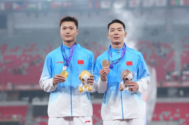 (260926) -- NAGOYA, Sept. 26, 2026 -- Gold medalist Su Wen (L) of China and bronze medalist Ma Yinglong of China pose during the awarding ceremony for the men s triple jump of Athletics at the 20th Asian Games Aichi-Nagoya 2026 in Nagoya, Japan, Sept. 26, 2026. ) (SP)JAPAN-NAGOYA-ASIAN GAMES-ATHLETICS-MEN S TRIPLE JUMP FINAL LuoxYuan 