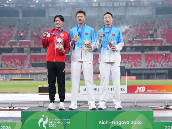 (260926) -- NAGOYA, Sept. 26, 2026 -- Gold medalist Su Wen (C) of China, silver medalist Miyao Manato (L) of Japan, and bronze medalist Ma Yinglong of China pose during the awarding ceremony for the men s triple jump of Athletics at the 20th Asian Games Aichi-Nagoya 2026 in Nagoya, Japan, Sept. 26, 2026. ) (SP)JAPAN-NAGOYA-ASIAN GAMES-ATHLETICS-MEN S TRIPLE JUMP FINAL LuoxYuan 