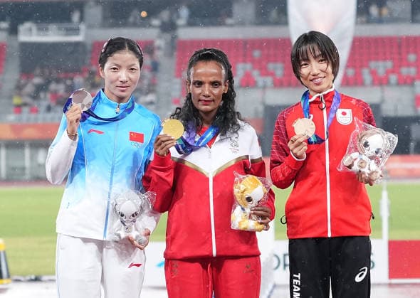 (260926) -- NAGOYA, Sept. 26, 2026 -- Gold medalist Shitaye Habte (C) of Bahrain, silver medalist Cirencuomu (L) of China and bronze medalist Yada Mikuni pose during the awarding ceremony for the women s marathon of Athletics at the 20th Asian Games Aichi-Nagoya 2026 in Nagoya, Japan, Sept. 26, 2026. ) (SP)JAPAN-NAGOYA-ASIAN GAMES-ATHLETICS-WOMEN S MARATHON LuoxYuan 