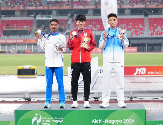 (260926) -- NAGOYA, Sept. 26, 2026 -- Gold medalist Yamashita Ichitaka (C) of Japan, silver medalist Sawan Barwal (L) of India and bronze medalist Feng Peiyou of China pose during the awarding ceremony for the men s marathon of Athletics at the 20th Asian Games Aichi-Nagoya 2026 in Nagoya, Japan, Sept. 26, 2026. ) (SP)JAPAN-NAGOYA-ASIAN GAMES-ATHLETICS-MEN S MARATHON LuoxYuan 