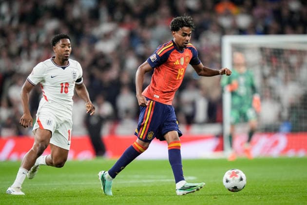 UEFA Nations League: England v Spain Lamine Yamal of Spain runs with the ball under pressure from Myles Lewis-Skelly of England during the UEFA Nations League match England vs Spain at Wembley Stadium, London, United Kingdom on 26 September 2026 (Photo by Maynard Manyowa News Images) London Wembley Stadium Greater London United Kingdom Copyright: xMaynardxManyowa NewsxImagesx