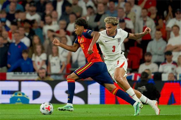 RECORD DATE NOT STATED Football - UEFA Nations League - Group A3 - England v Spain LONDON, ENGLAND - Saturday, September 26, 2026: Spain s Lamine Yamal gets past England s Nico O Reilly during the UEFA Nations League Group A3 match between England and Spain at Wembley Stadium. (Photo by Thomas Major Propaganda) LONDON Wembley Stadium GREATER LONDON ENGLAND  Copyright: xThomasxMajorx 2026-09-26-England_v_Spain-055