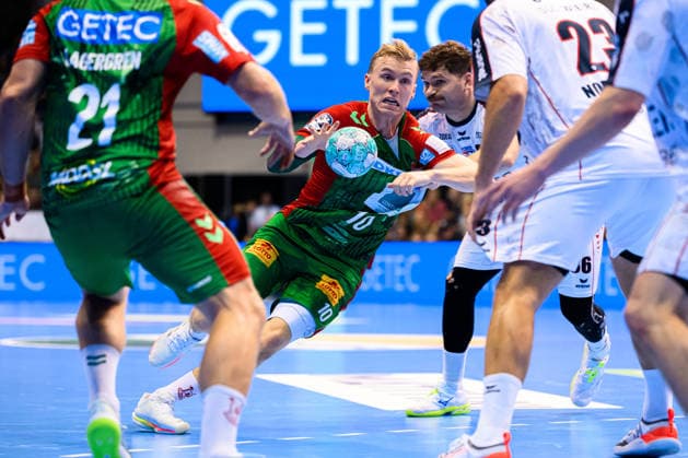 Magdeburg HBL 26 27 SC Magdeburg SG BBM Bietigheim (from left) in a one-on-one battle: Gisli Thorgeir Kristjansson (SC Magdeburg) and Jonathan Fischer (Bietigheim) at the Getec Arena in Magdeburg, Germany