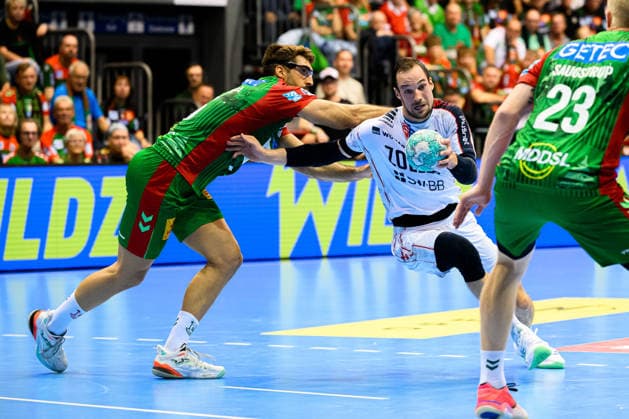 Magdeburg HBL 26 27 SC Magdeburg vs. SG BBM Bietigheim; from left, Antonio Serradilla (SC Magdeburg) and Dominik Claus (Bietigheim) in a one-on-one battle; Magdeburg, Getec Arena, Germany