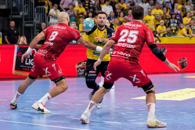 From left: Adrian Sipos (MTM), 8; Dani Baijens (RNL), 77; Olle Forsell Schefvert (MTM), 25; tackle, game scene, duel, tackle, tackling, dynamics, action, 26 09 2026, Mannheim, Germany, handball, Bundesliga, Rhein-Neckar Löwen vs. MT Melsungen xozx