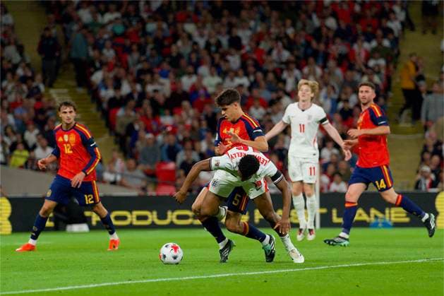 RECORD DATE NOT STATED Football - UEFA Nations League - Group A3 - England v Spain LONDON, ENGLAND - Saturday, September 26, 2026: England s Myles Lewis-Skelly goes down under pressure from Spain s Pau Cubarsi, but no penalty was awarded, during the UEFA Nations League Group A3 match between England and Spain at Wembley Stadium. (Photo by Thomas Major Propaganda) LONDON Wembley Stadium GREATER LONDON ENGLAND  Copyright: xThomasxMajorx 2026-09-26-England_v_Spain-058