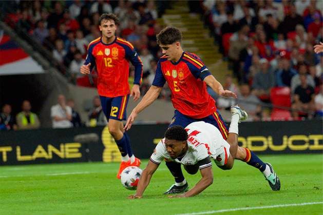 RECORD DATE NOT STATED Football - UEFA Nations League - Group A3 - England v Spain LONDON, ENGLAND - Saturday, September 26, 2026: England s Myles Lewis-Skelly goes down under pressure from Spain s Pau Cubarsi, but no penalty was awarded, during the UEFA Nations League Group A3 match between England and Spain at Wembley Stadium. (Photo by Thomas Major Propaganda) LONDON Wembley Stadium GREATER LONDON ENGLAND  Copyright: xThomasxMajorx 2026-09-26-England_v_Spain-059