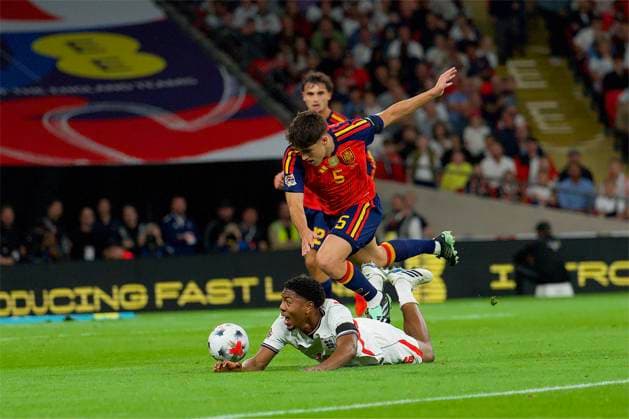 RECORD DATE NOT STATED Football - UEFA Nations League - Group A3 - England v Spain LONDON, ENGLAND - Saturday, September 26, 2026: England s Myles Lewis-Skelly goes down under pressure from Spain s Pau Cubarsi, but no penalty was awarded, during the UEFA Nations League Group A3 match between England and Spain at Wembley Stadium. (Photo by Thomas Major Propaganda) LONDON Wembley Stadium GREATER LONDON ENGLAND  Copyright: xThomasxMajorx 2026-09-26-England_v_Spain-060