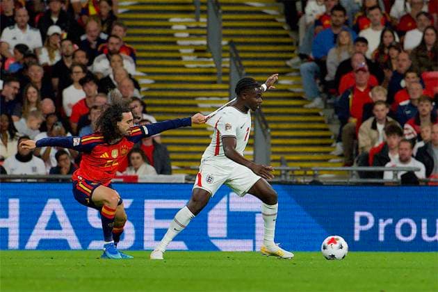 RECORD DATE NOT STATED Football - UEFA Nations League - Group A3 - England v Spain LONDON, ENGLAND - Saturday, September 26, 2026: Spain s Marc Cucurella (L) pulls back England s Bukayo Saka during the UEFA Nations League Group A3 match between England and Spain at Wembley Stadium. (Photo by Thomas Major Propaganda) LONDON Wembley Stadium GREATER LONDON ENGLAND  Copyright: xThomasxMajorx 2026-09-26-England_v_Spain-062