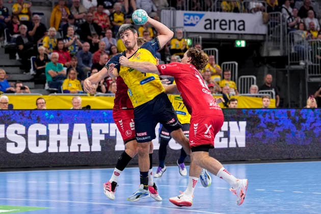 From left: Jacob Arenth (RNL), 9; Johannes Golla (MTM), 14; tackle, game scene, duel, tackle, tackling, dynamism, action, 26 09 2026, Mannheim, Germany, handball, Bundesliga, Rhein-Neckar Löwen vs. MT Melsungen xozx