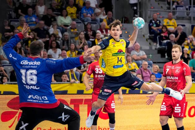 From left: Nebojsa Simic, goalkeeper, MTM, 16; Gino Steenaerts, RNL, 14; during a jump shot, shot, goal attempt, action, game scene, September 26, 2026, Mannheim, Germany, handball, Bundesliga, Rhein-Neckar Löwen vs. MT Melsungen xozx