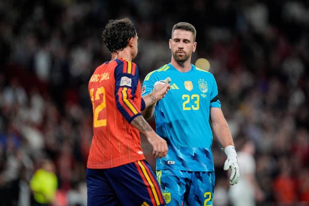 UEFA Nations League: England v Spain Spain goalkeeper Unai Simon consoles Marc Pubill of Spain after a mistake that led to a goal by Anthony Gordon of England during the UEFA Nations League match England vs Spain at Wembley Stadium, London, United Kingdom on 26 September 2026 (Photo by Maynard Manyowa News Images) London Wembley Stadium Greater London United Kingdom Copyright: xMaynardxManyowa NewsxImagesx
