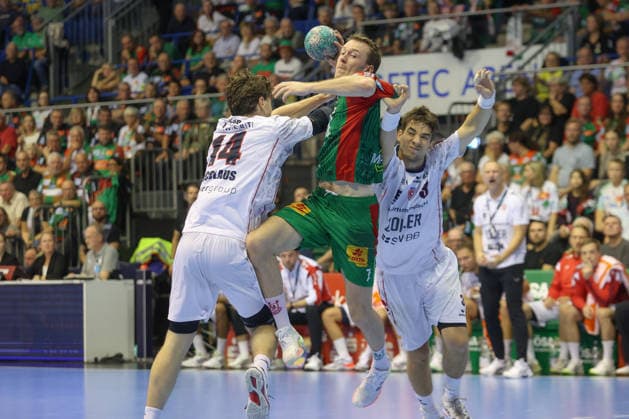 September 26, 2026, xtgx, Opel HBL Handball, SC Magdeburg vs. SG BBM Bietigheim emspor, from left: Fynn Nicolaus (Bietigheim), 14, Gisli Thorgeir Kristjansson, Magdeburg, 10, Nikola Vlahovic, Bietigheim, 3; duel, battle, tackle, Magdeburg