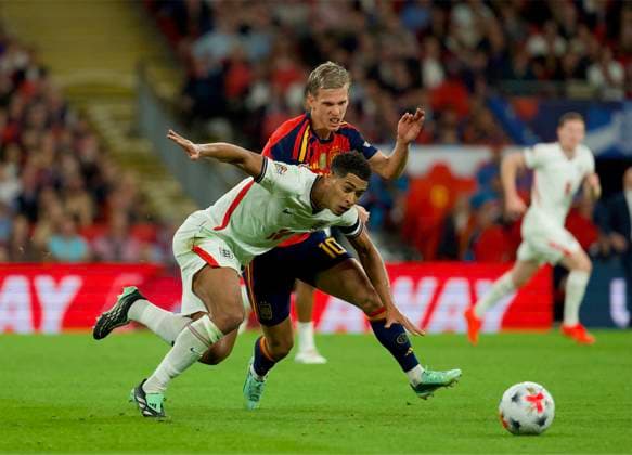 RECORD DATE NOT STATED Football - UEFA Nations League - Group A3 - England v Spain LONDON, ENGLAND - Saturday, September 26, 2026: England s Jude Bellingham is challenged by Spain s Dani Olmo during the UEFA Nations League Group A3 match between England and Spain at Wembley Stadium. (Photo by Thomas Major Propaganda) LONDON Wembley Stadium GREATER LONDON ENGLAND  Copyright: xThomasxMajorx 2026-09-26-England_v_Spain-084