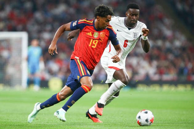 LONDON, ENGLAND, SEPTEMBER 26: Lamine Yamal of Spain (L) runs with the ball as Marc Guéhi of England (R) chases him during a UEFA Nations League Group 3 match between England and Spain at the Wembley Stadium on September 26, 2026 in London, England. (Photo by Zach Forster Sports Press Photo) Copyright: xZachxForster SportsxPressxPhotox Sportspressphoto_SPR240343